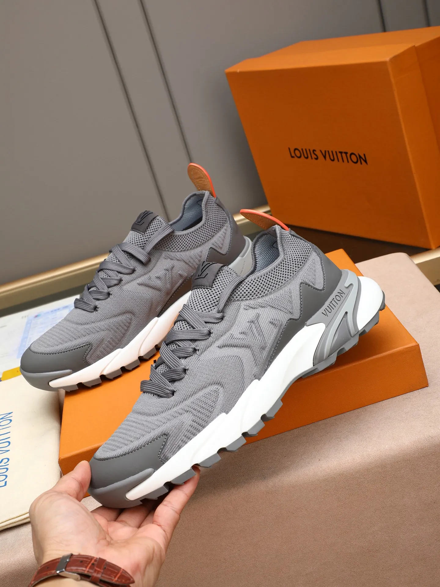 Men's Men's Shoes 💰580 LV Louis Vuitton L Jialu Brand Runner Tatic Series Thick Sole Casual Sports Shoes Running Shoes Original purchase, development and production This LV Runner Tatic sports shoe is blended with fly woven fabric material to interpret the inspiration of traditional mountaineering shoes. The LV letters are written on one side, the Louis Vuitton logo, and the light and wear-resistant rubber outsole completes the whole package. The delivery counter is exquisitely packaged🛍📦 ▪️Fabrics: Original imported custom fly-woven fabric ▪️Inner lining: Original custom-made breathable mesh ▪️Sole: Original open-molded anti-slip rubber combination material ▪️Sole thickness: 4CM ▪️Size: Men's 38-44 (45 custom-made)